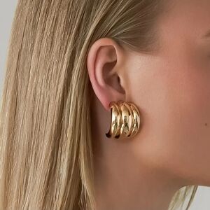 Elegant Gold Hoop Earrings
